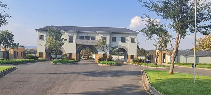 999 m² Land available in Waterlake Farm Estate