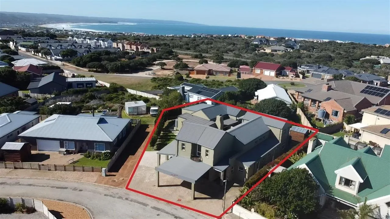 6 Bedroom House for sale in Stilbaai Wes