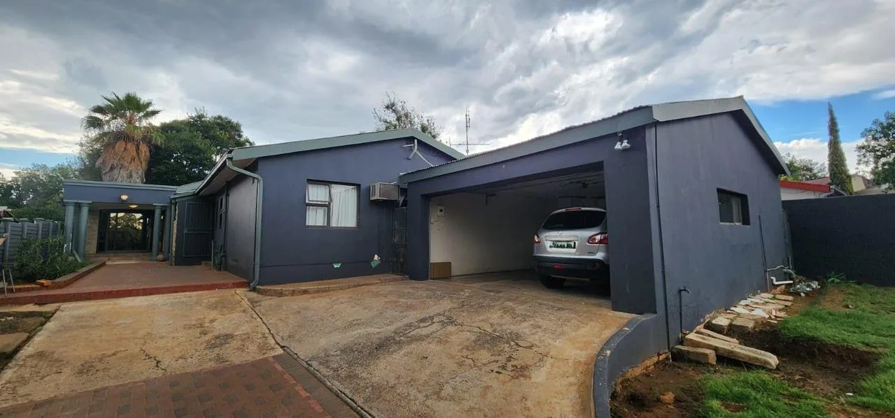4 Bedroom House for sale in Uitsig
