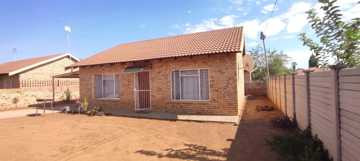 2 Bedroom Townhouse for sale in Meiringspark