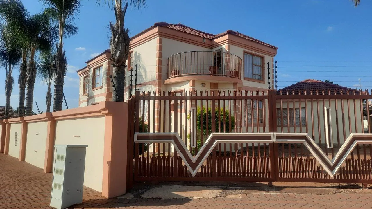 8 Bedroom House for sale in Flora Park
