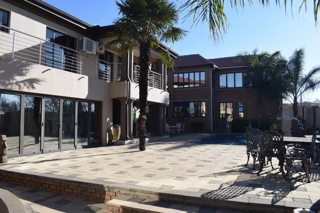 8 Bedroom House for sale in Die Heuwel