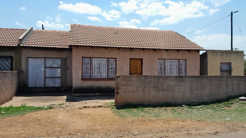 2 Bedroom House for sale in Hlalamnandi