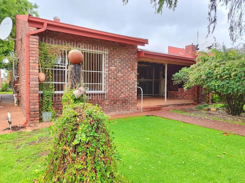 2 Bedroom House for sale in Roosheuwel