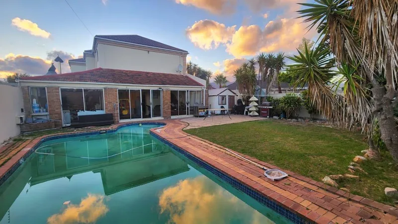 5 Bedroom House for sale in Fairways