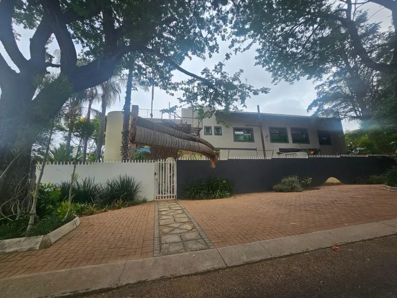 12 Bedroom House in Bendor Park