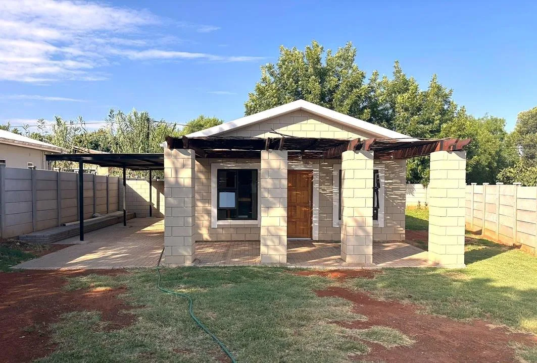 2 Bedroom House for sale in Orania
