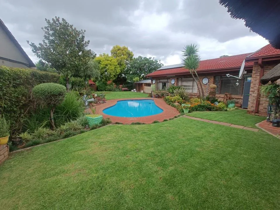 3 Bedroom House for sale in Riebeeckstad