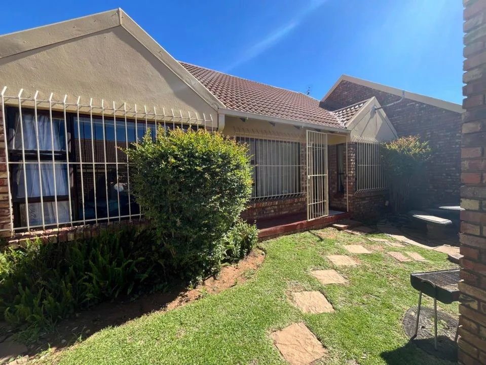 3 Bedroom Townhouse for sale in Langenhovenpark