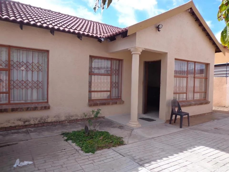 3 Bedroom House for sale in Mahlasedi Park