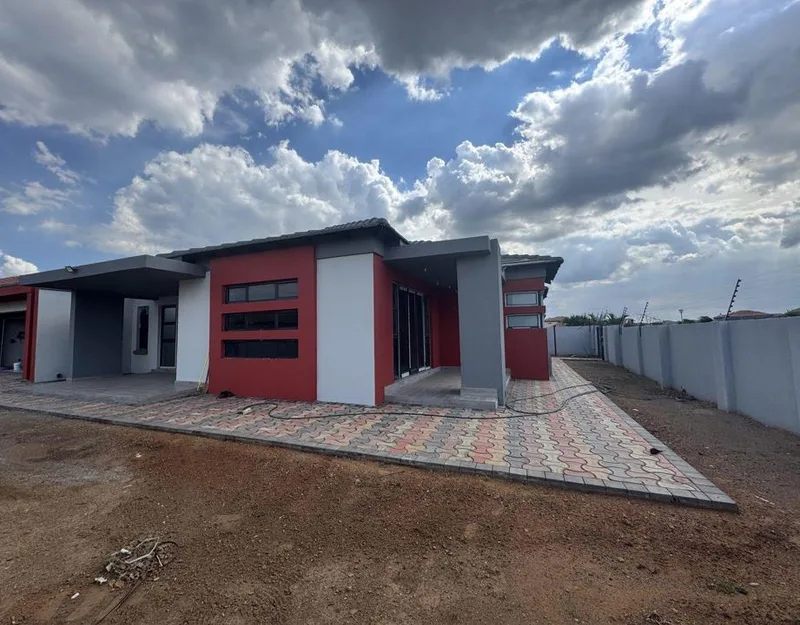 4 Bedroom House for sale in Aerorand