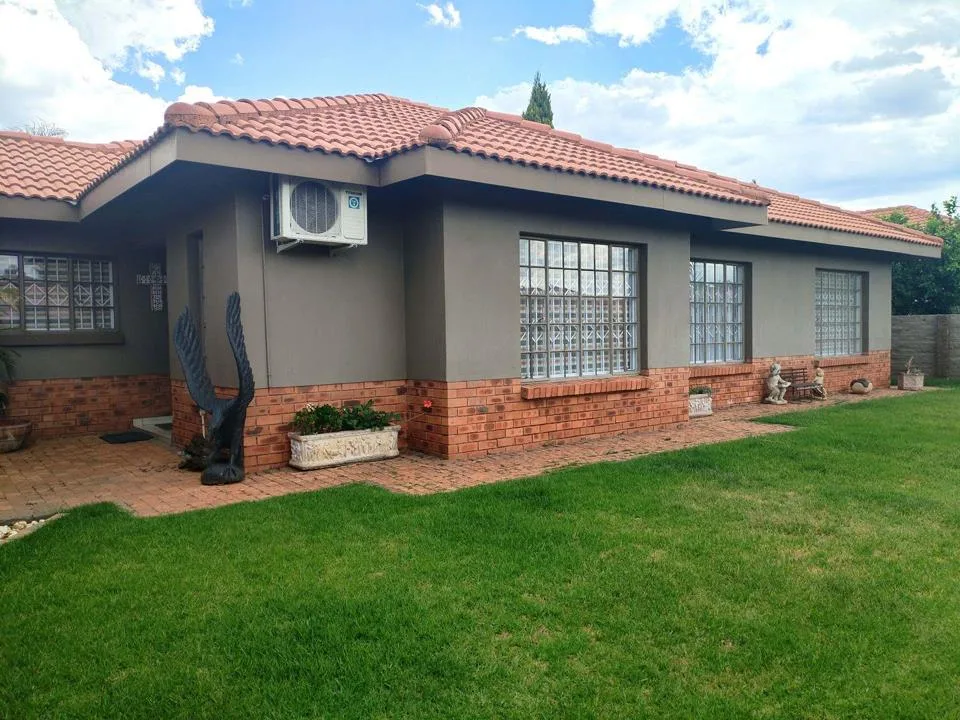 3 Bedroom House for sale in Waterkloof East