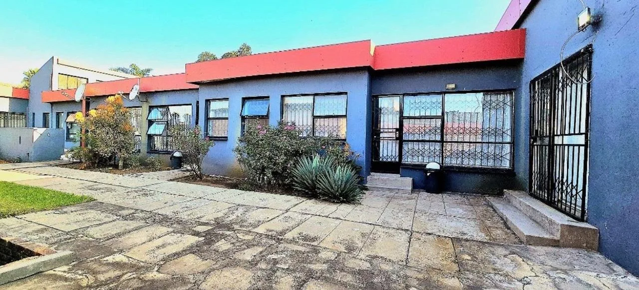 6 Bedroom House for sale in Die Heuwel