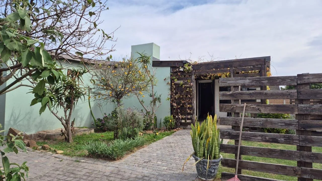 4 Bedroom House for sale in Wavecrest