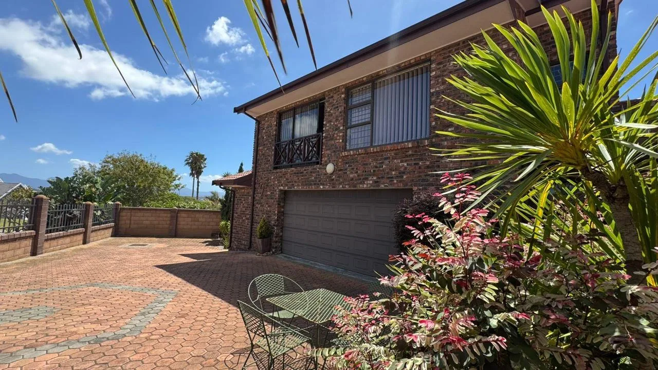 4 Bedroom House for sale in Hartenbos Heuwels
