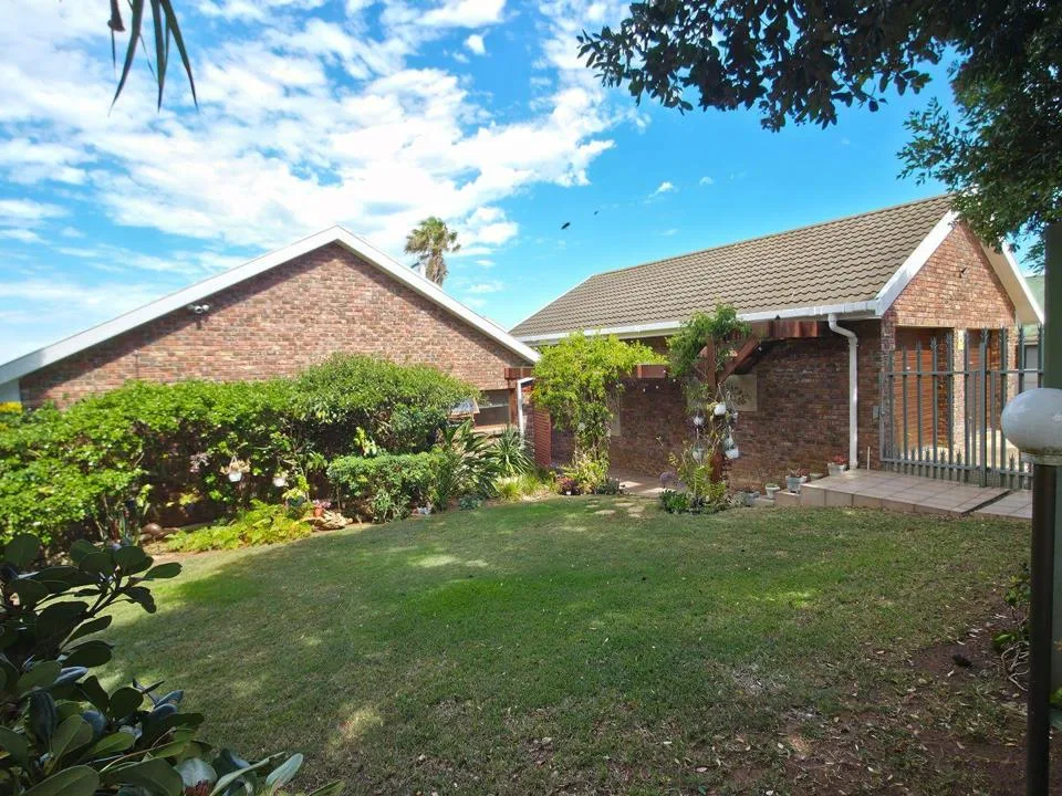6 Bedroom House for sale in Jeffreys Bay Central