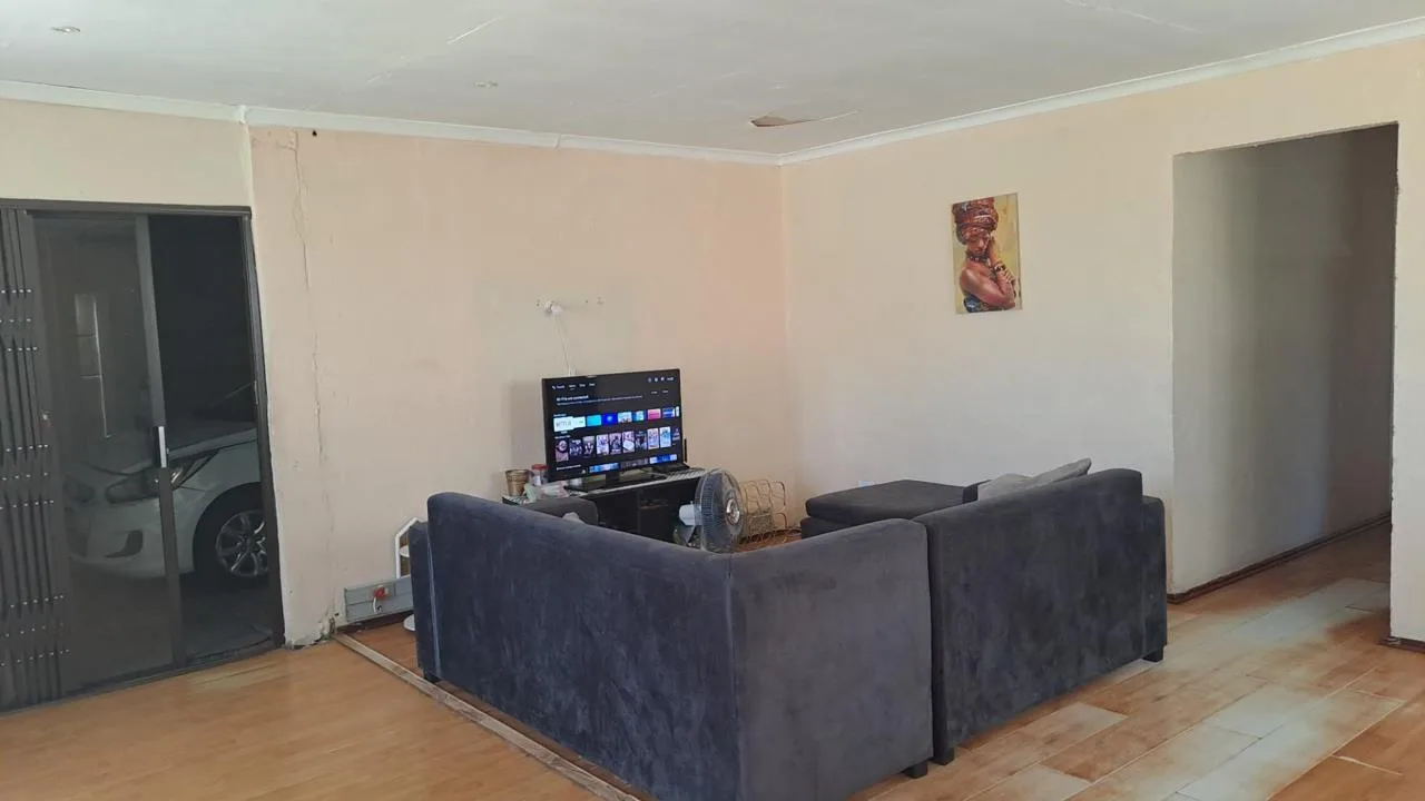 3 Bedroom House for sale in Ekuphumleni