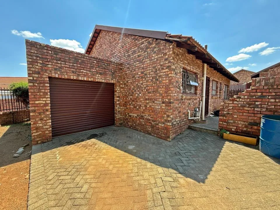3 Bedroom Townhouse for sale in Uitsig