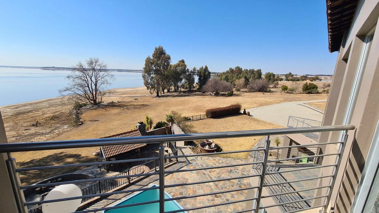 5 Bedroom House for sale in Oranjeville