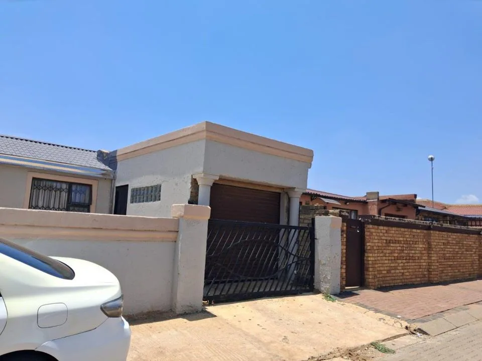 2 Bedroom House for sale in Tsakane Ext 11