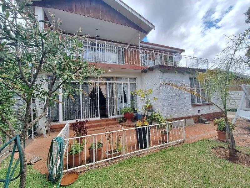 6 Bedroom House for sale in Generaal De Wet