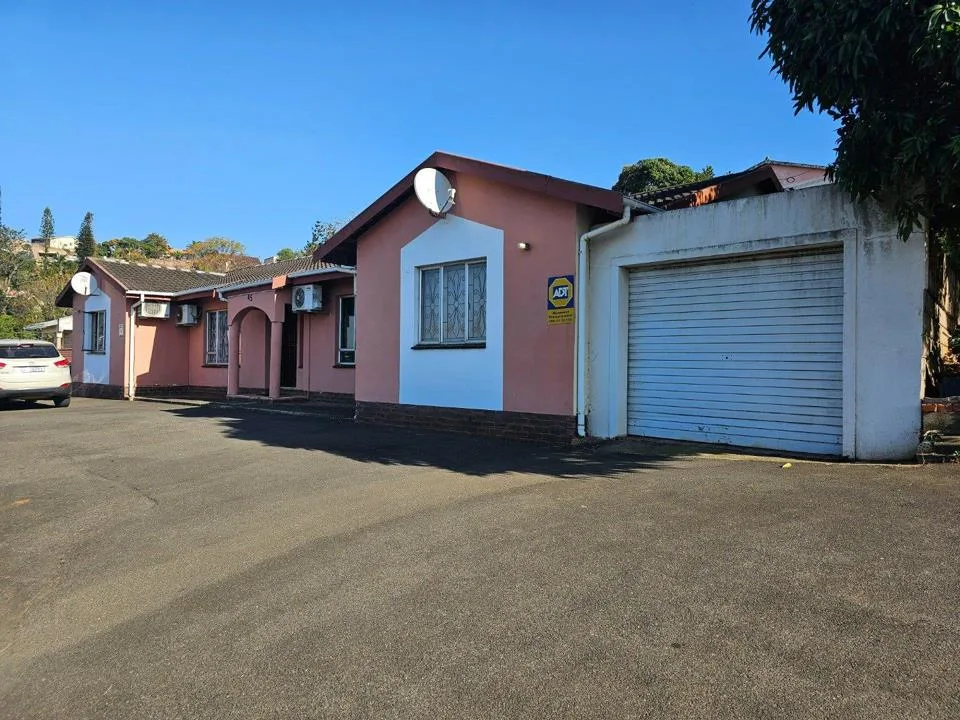 6 Bedroom House for sale in Everest Heights