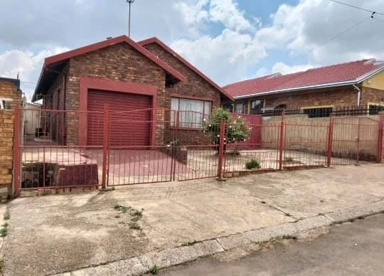 3 Bedroom House for sale in Ratanda