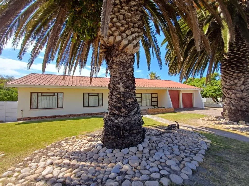 4 Bedroom House for sale in Middedorp