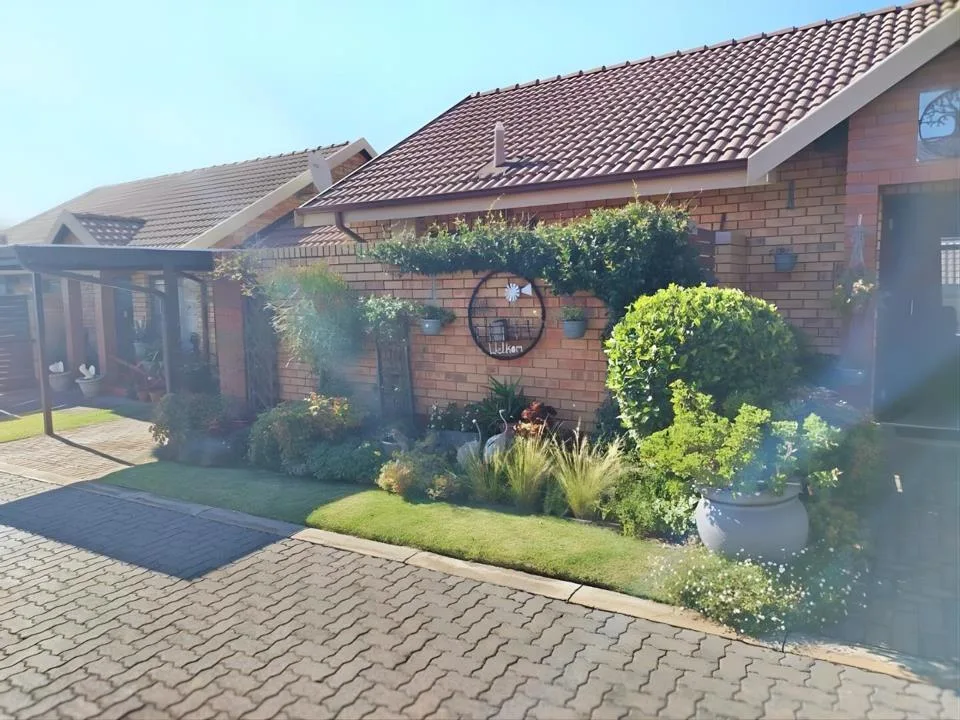 2 Bedroom Townhouse for sale in Eldoraigne