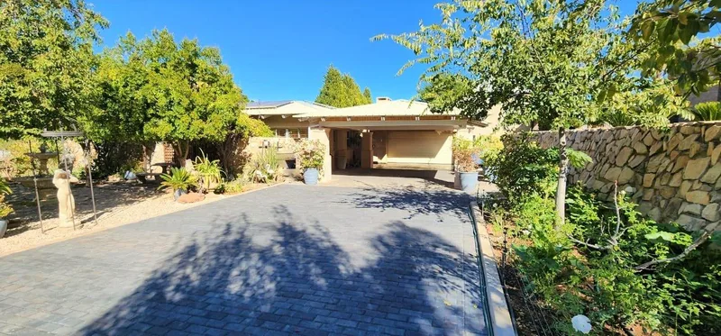 4 Bedroom House for sale in Middelpos