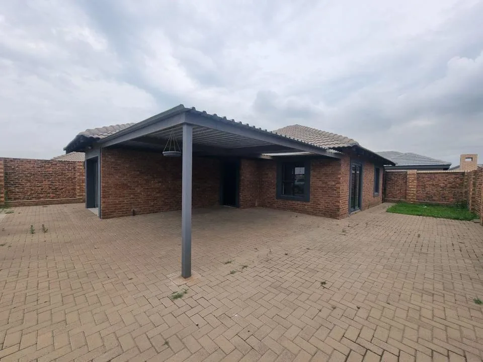 2 Bedroom House for sale in Suidheuwel