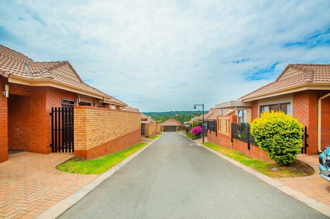 2 Bedroom House for sale in Olivedale