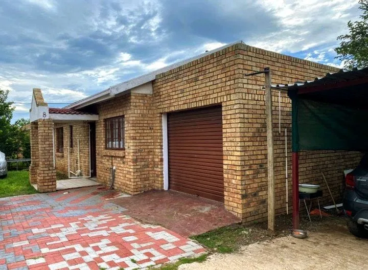 3 Bedroom House for sale in Komani Park