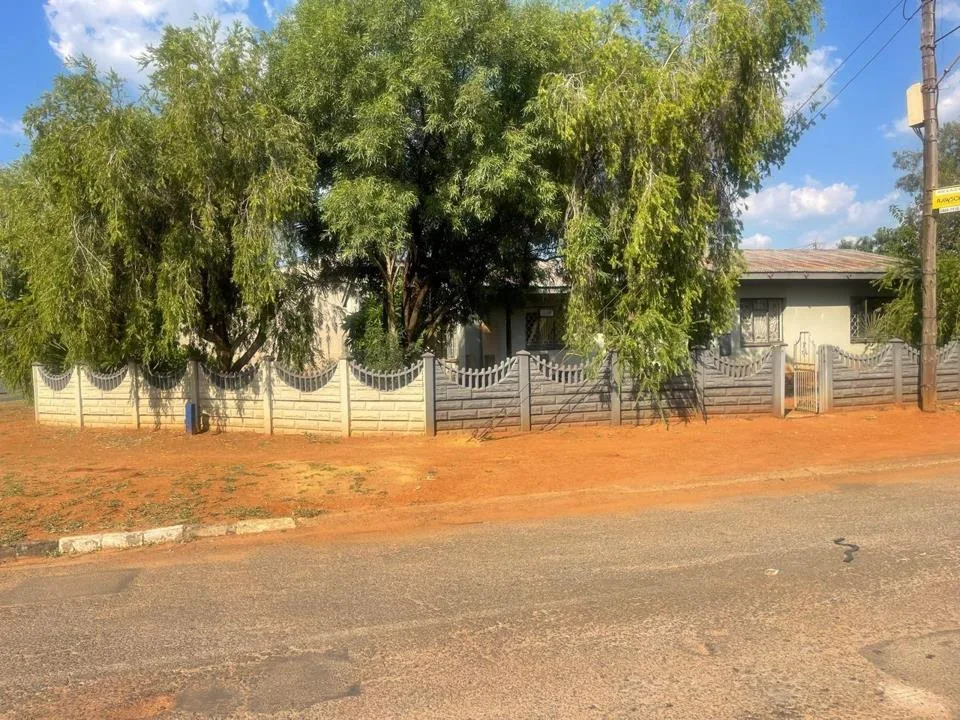 3 Bedroom House for sale in Lenasia Ext 5