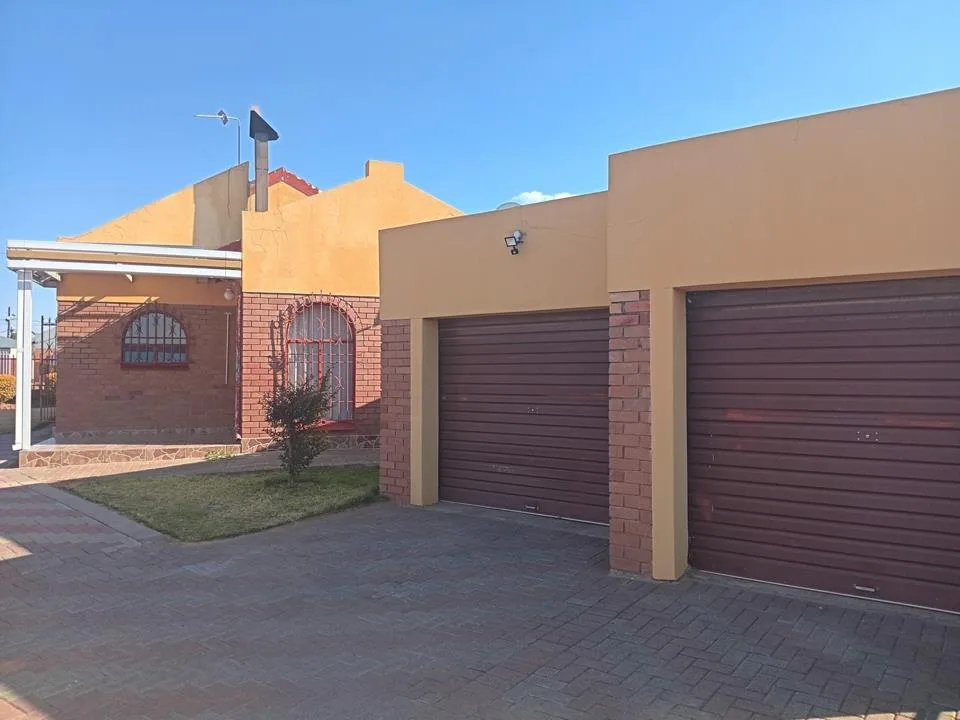 3 Bedroom House for sale in Bloemside