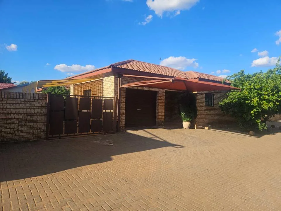 2 Bedroom Townhouse for sale in Rhodesdene