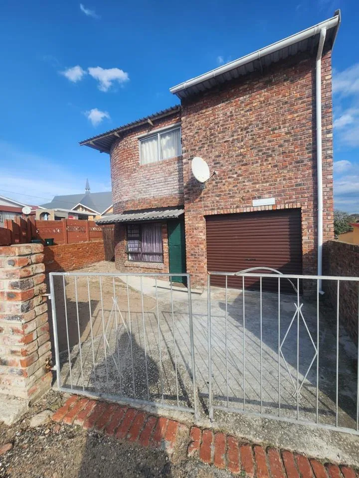 5 Bedroom House for sale in Malabar