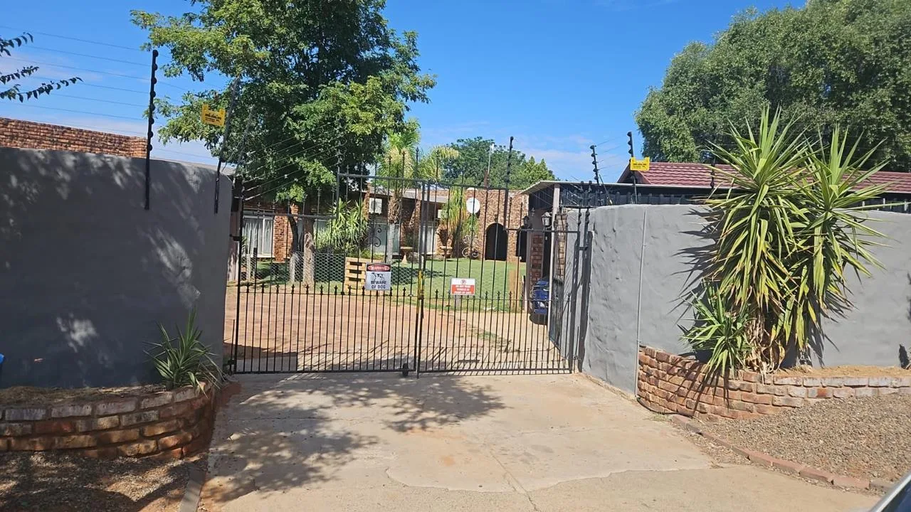 7 Bedroom House for sale in Hartswater
