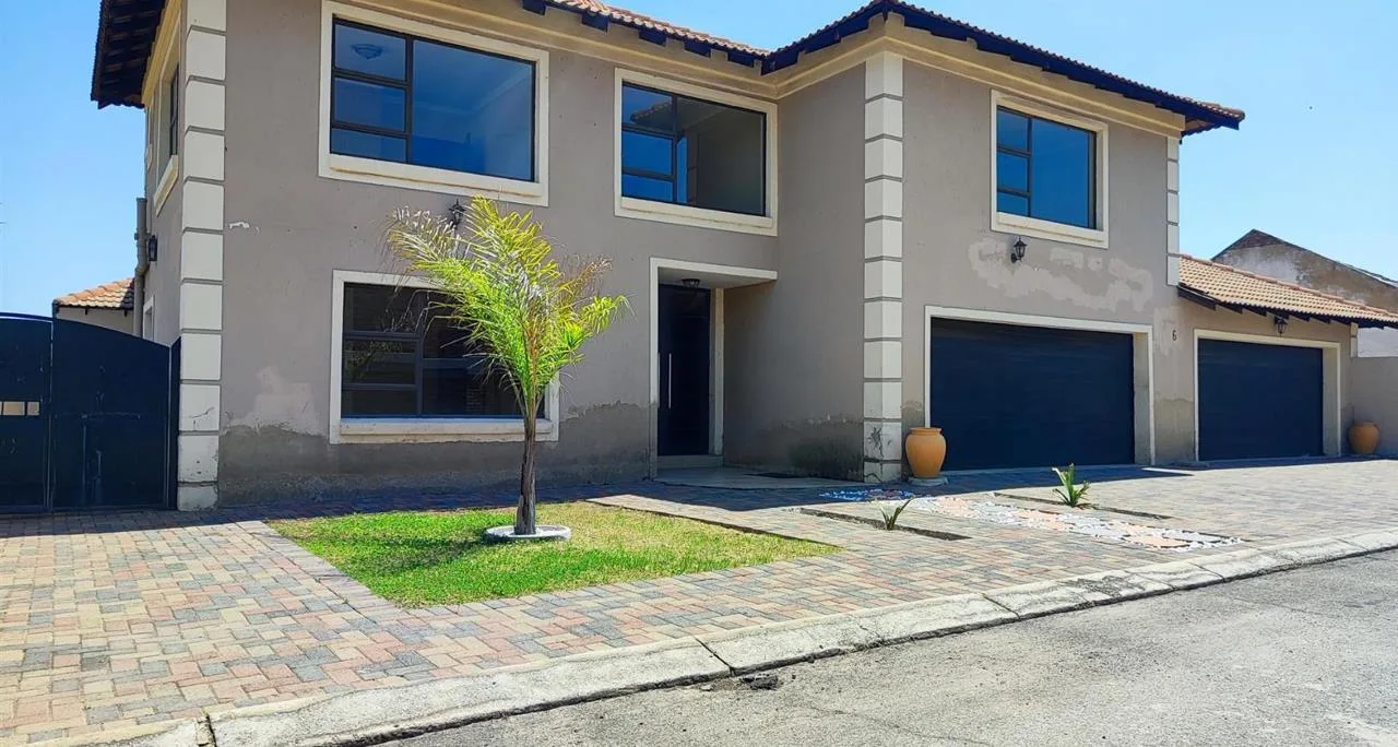 7 Bedroom House for sale in Sonneveld