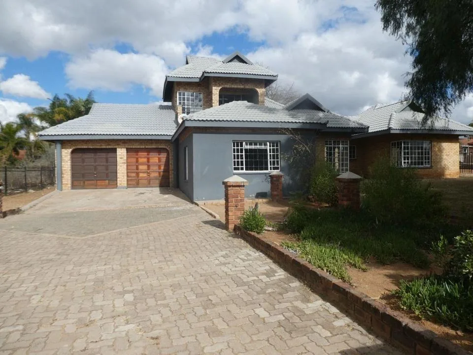 4 Bedroom House for sale in Gholfbaan Park