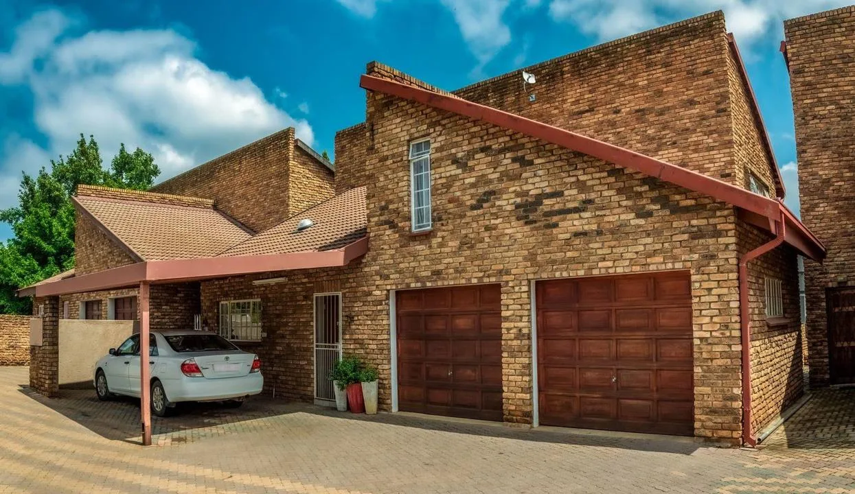 4 Bedroom Townhouse for sale in Die Bult
