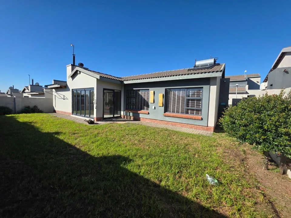 3 Bedroom Townhouse to rent in Waterkloof AH