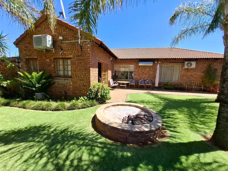 3 Bedroom House in Roylglen Gardens