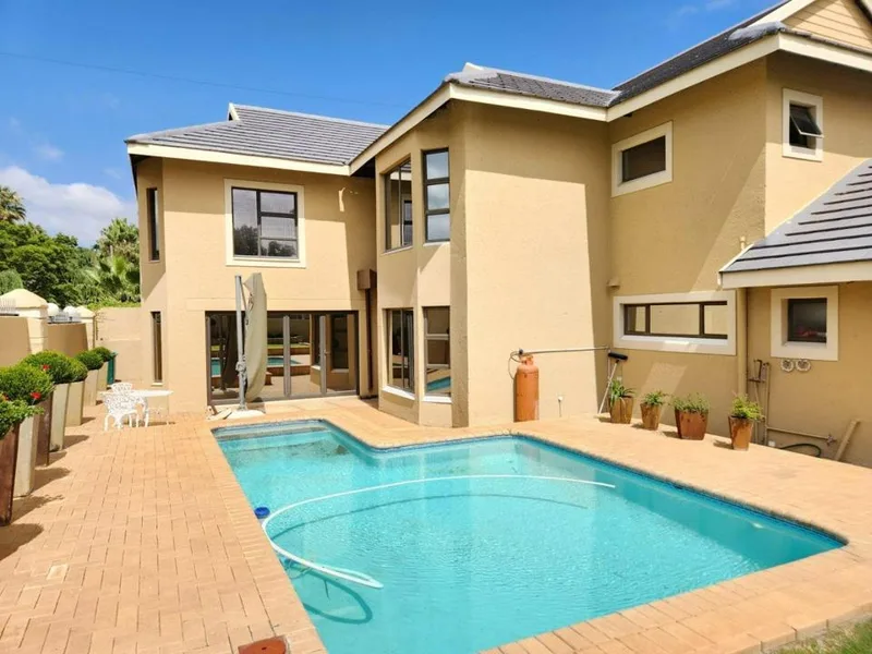 5 Bedroom Townhouse for sale in Lichtenburg