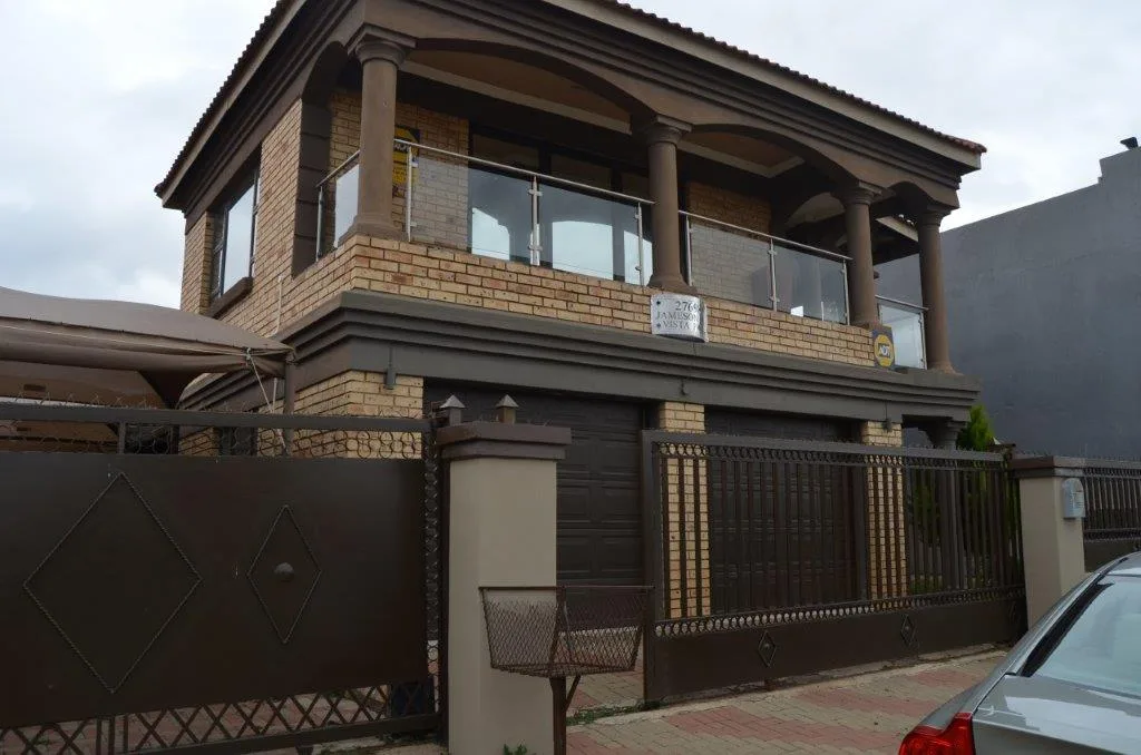 4 Bedroom House for sale in Vista Park
