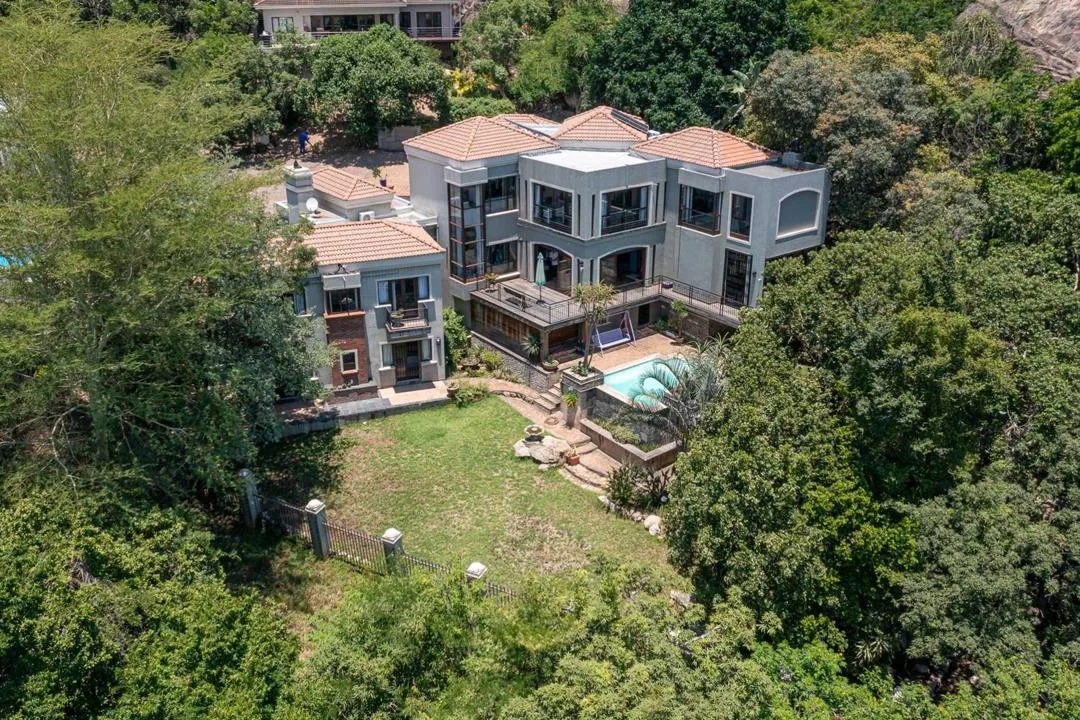 6 Bedroom House for sale in Sonheuwel