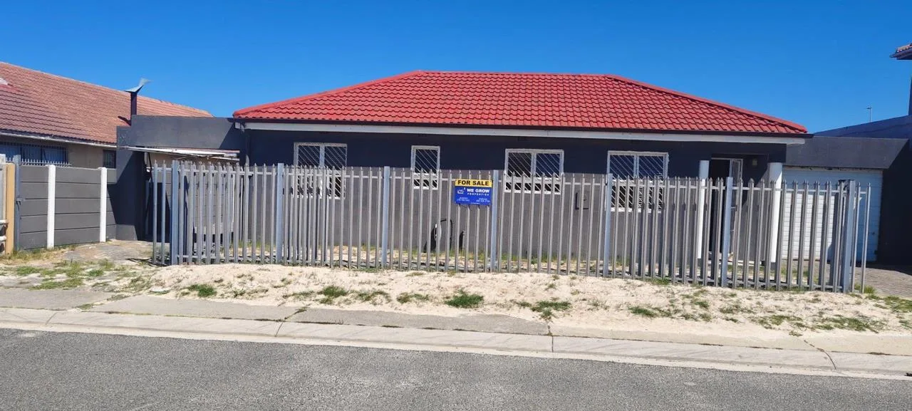 5 Bedroom House for sale in Strandfontein Village