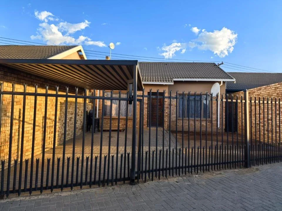 2 Bedroom Townhouse for sale in Bloemside
