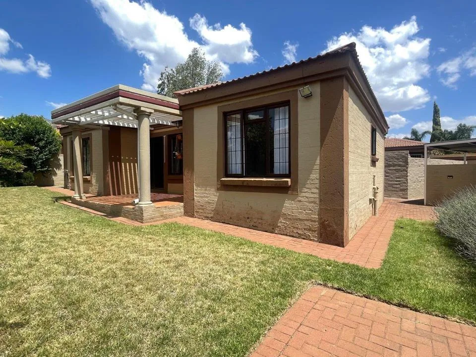 3 Bedroom Townhouse for sale in Langenhovenpark