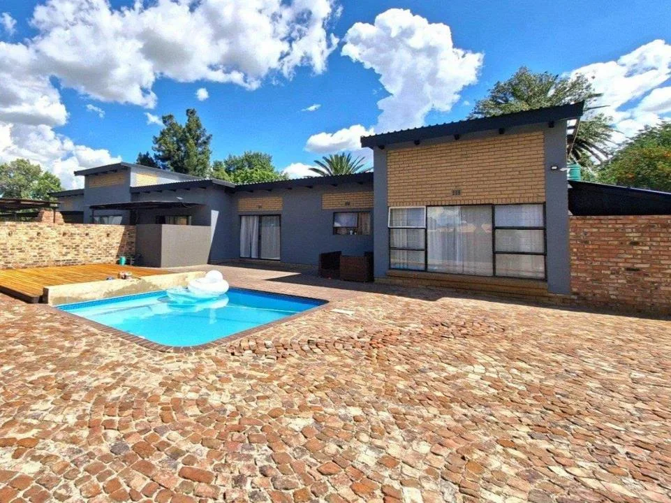 8 Bedroom House for sale in Vaalpark